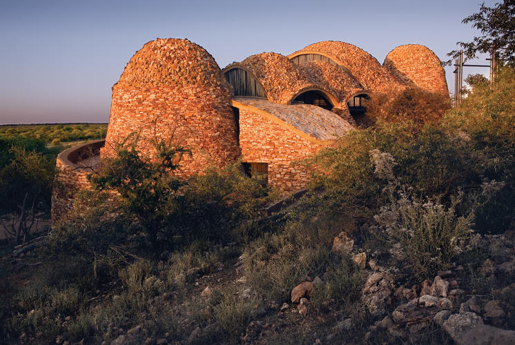 3044508-slide-s-17-mapungubwe-interpretation-centre-by-peter-rich-architects-photo-by-obie-oberholzer