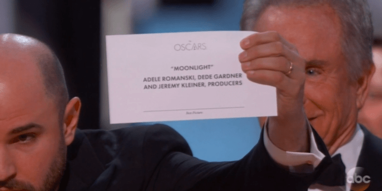 moment-by-moment-this-is-exactly-how-the-best-picture-winner-cards-got-switched-at-the-oscars